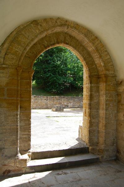 Ancienne église Notre-Dame : vue du porche d'accès nord