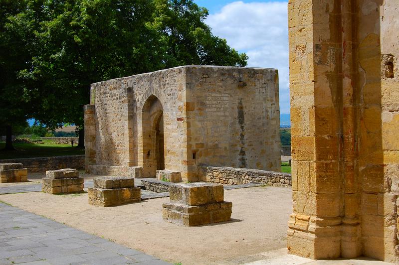 Ancienne église Notre-Dame : vue du porche d'accès nord