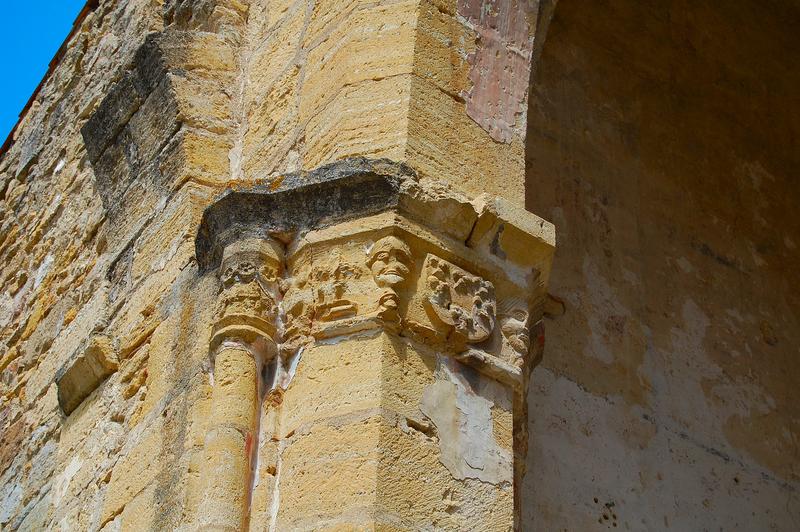 Ancienne église Notre-Dame : détail d'un des chapiteaux de la croisée du transept côté nord