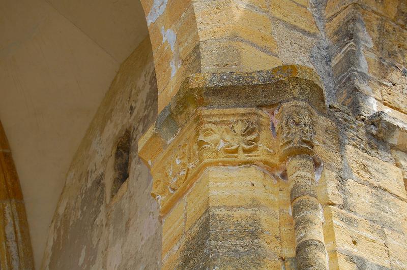 Ancienne église Notre-Dame : détail d'un des chapiteaux de la croisée du transept côté sud