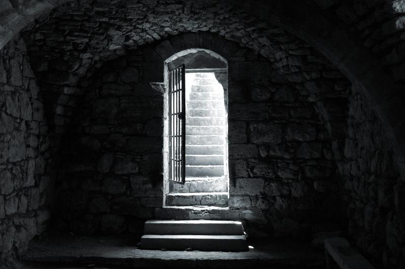 Ancienne église Notre-Dame : vue générale de l'escalier de la crypte