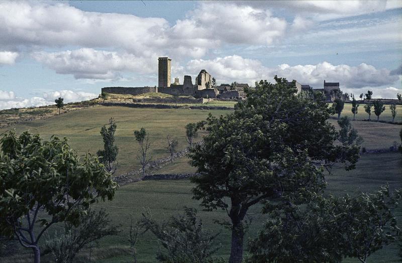 Vue générale de La Garde-Guérin : donjon et remparts