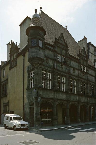 Façade principale sur rue, oriel d'angle