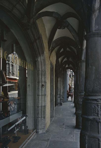 Arcades extérieures sur la rue