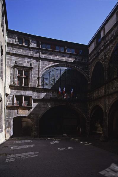 Cour intérieure :  fenestrage et galerie à arcades