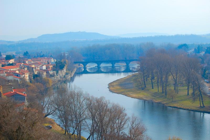 vue générale du pont enjambant la rivière Allier depuis la terrasse du château