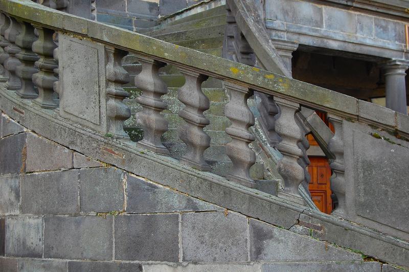 détail des balustres de l'escalier de la cour d'honneur