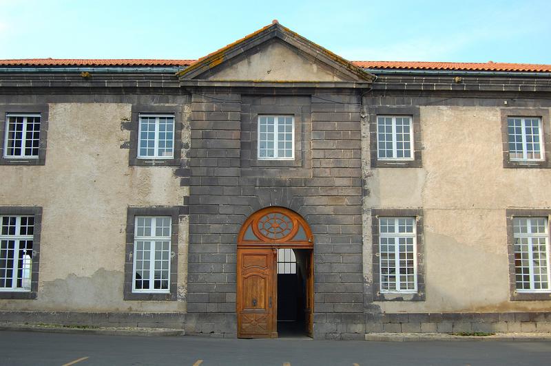 vue partielle des anciens communs, façade est