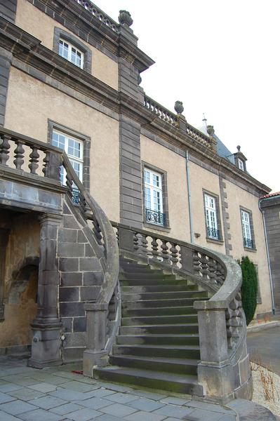 vue partielle, rampe droite de l'escalier de la façade principale