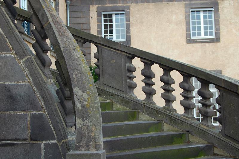 vue partielle de l'escalier de la façade principale