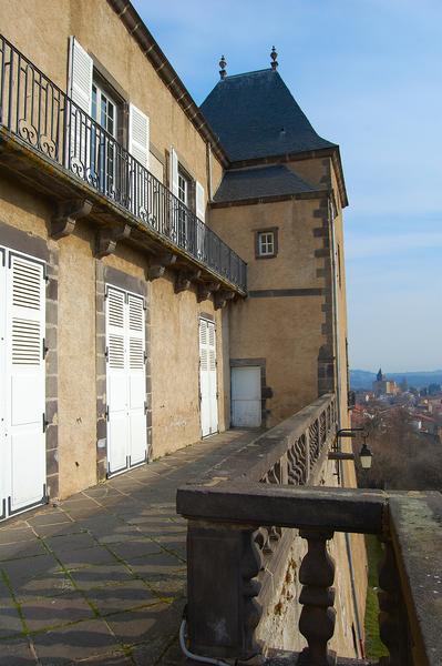 vue partielle de la façade sud depuis la terrasse