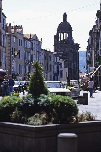 Rue du commerce animée vers le clocher de l'église