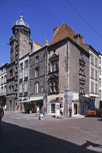 Angle de façades sur la rue près du beffroi