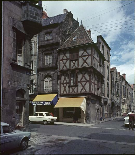 Maison à pans de bois en face de la maison des Consuls