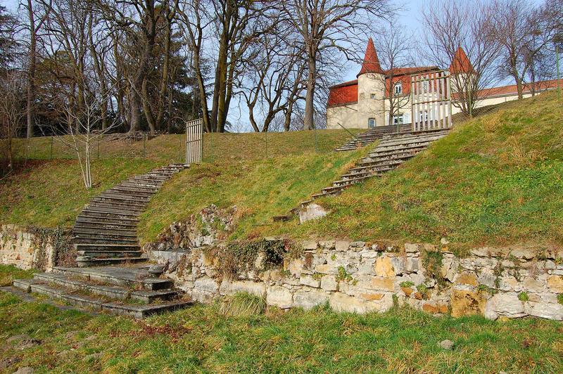 vue générale de la première terrasse et du château