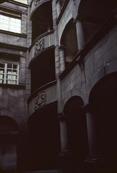 Cour intérieure : tourelle d'escalier et galeries à arcades