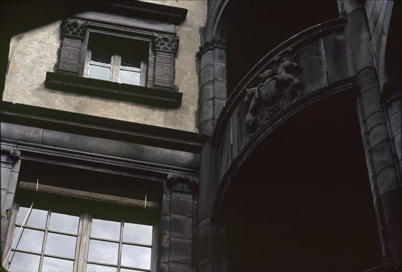 Cour intérieure : tourelle d'escalier et fenestrage