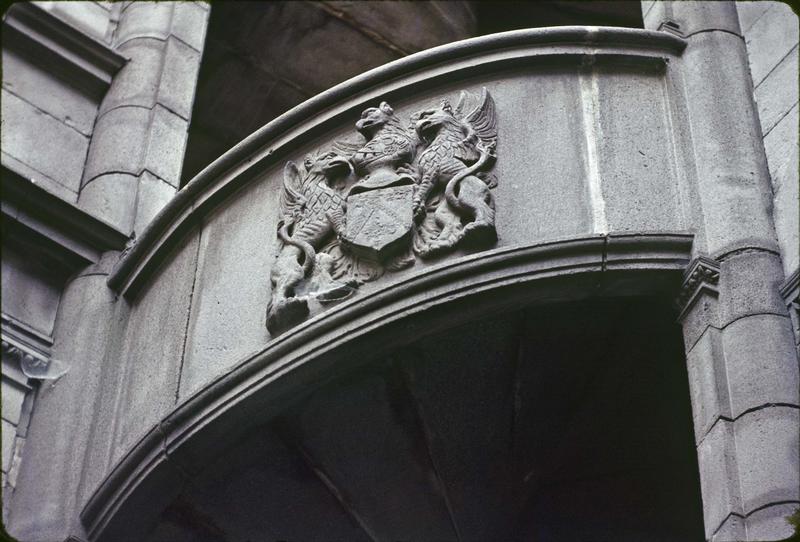 Cour intérieure : blason sculpté sur la tourelle d'escalier