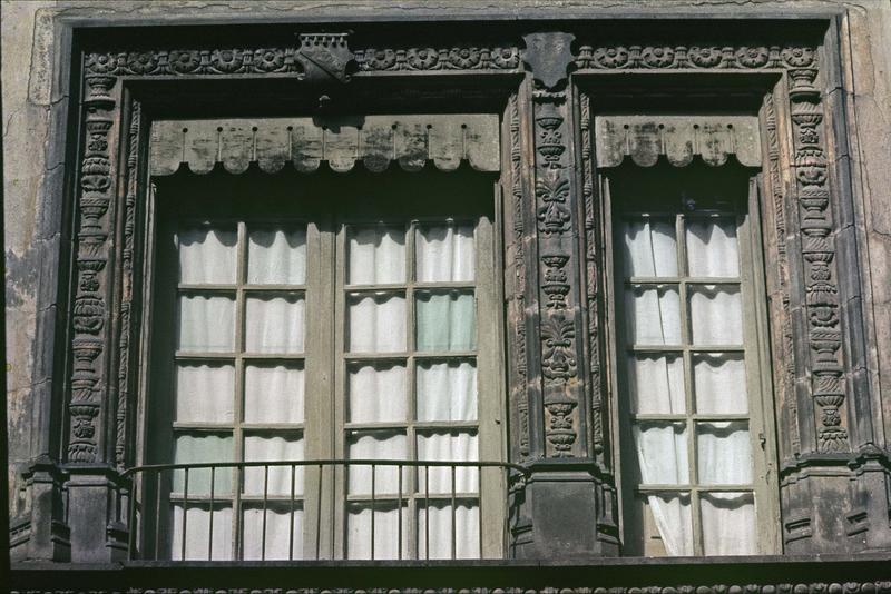 Fenêtre avec sculptures sur rue