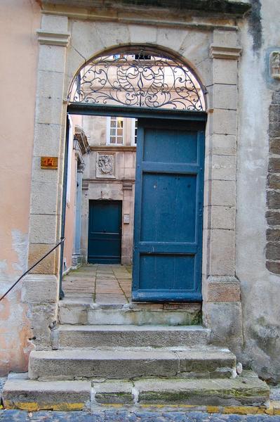 vue générale du porche d'entrée sur rue