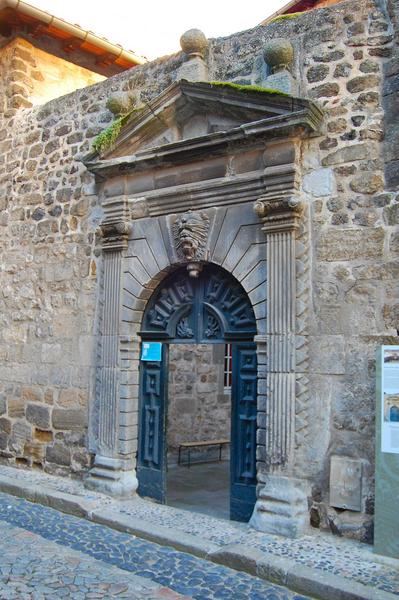 vue générale de la porche d'entrée sur rue