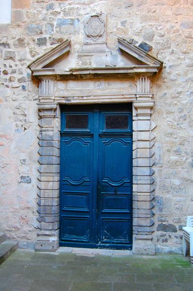 vue générale de la porte d'entrée sur cour