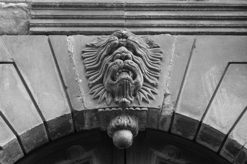 détail du mascaron du porche d'entrée sur rue