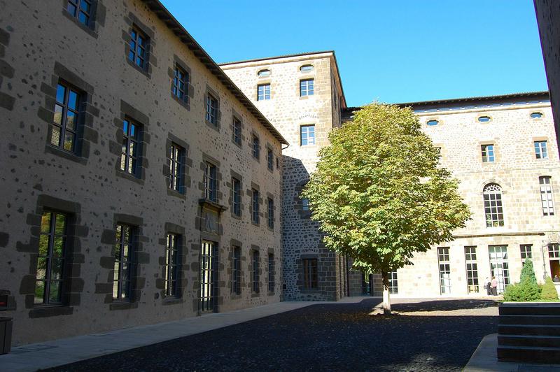 vue générale, façades sud et est de la cour intérieure