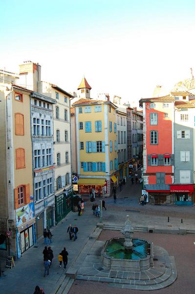 vue générale des façades et de la fontaine