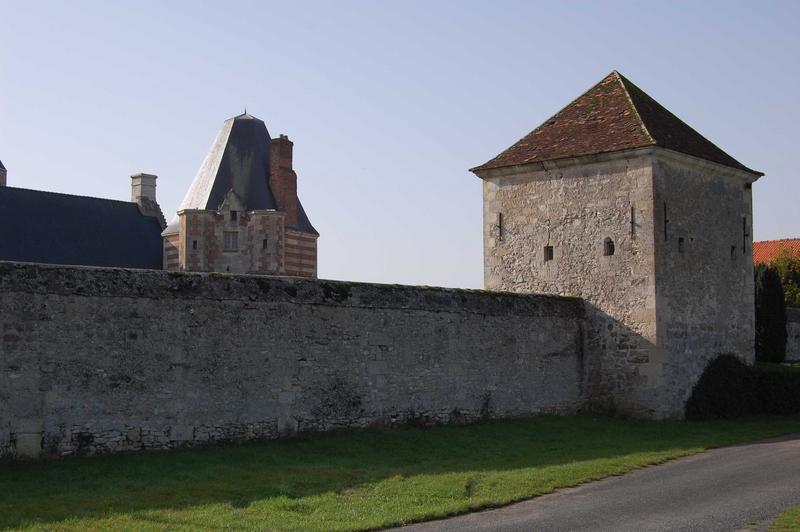 vue partielle du mur de clôture et de son pavillon d'entrée, ensemble nord