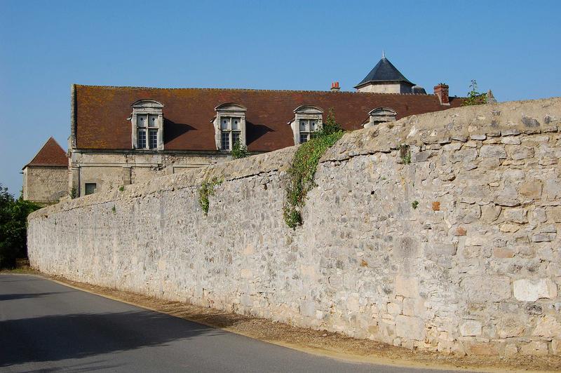 vue partielle du mur de clôture, façade sud