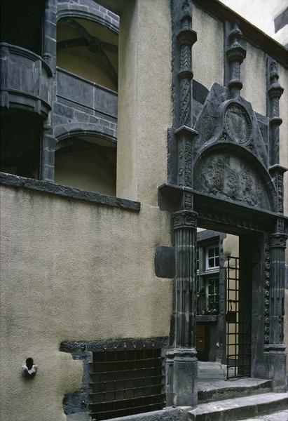 Porte Renaissance et arcades sur rue