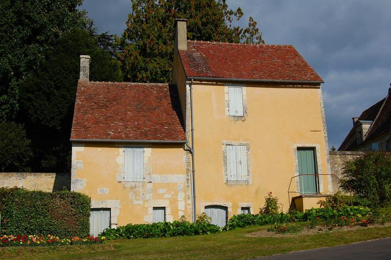 vue générale de la façade ouest d'un des bâtiments des communs