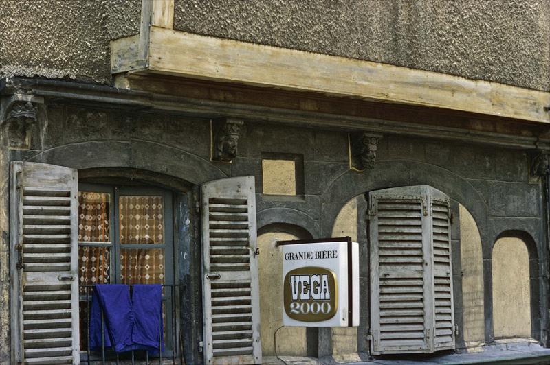 Façade sur rue : fenêtres et volets