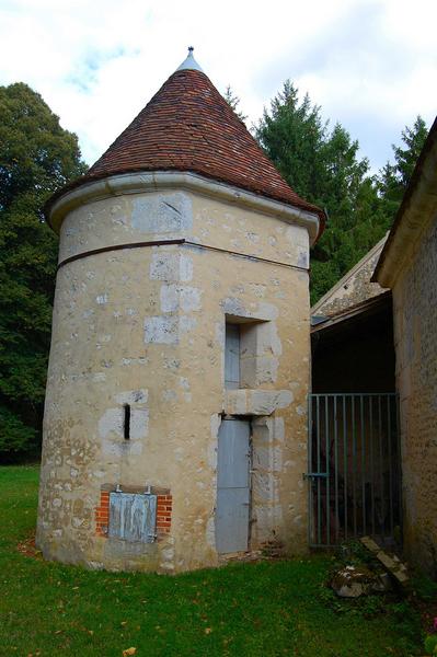 vue générale d'une tour accolée aux bâtiments des communs