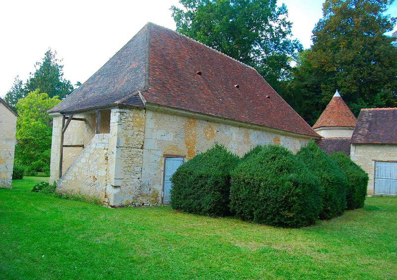 vue générale de la façade est des communs