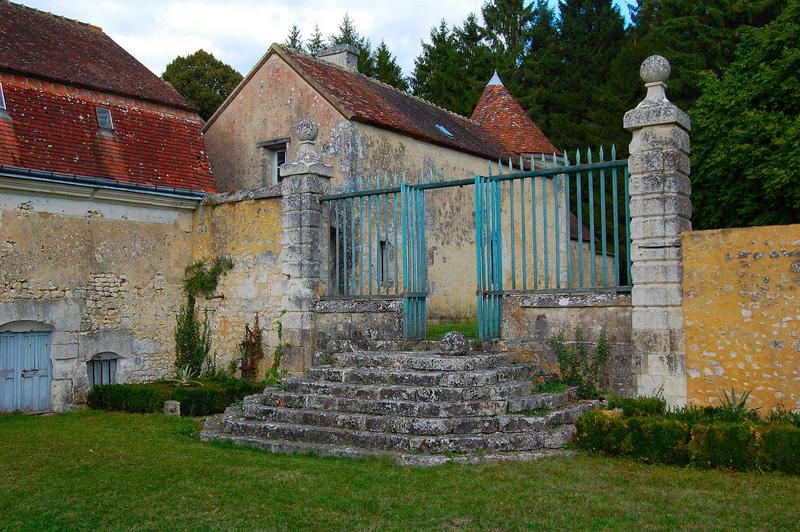 vue générale du portail d'entrée menant du jardin