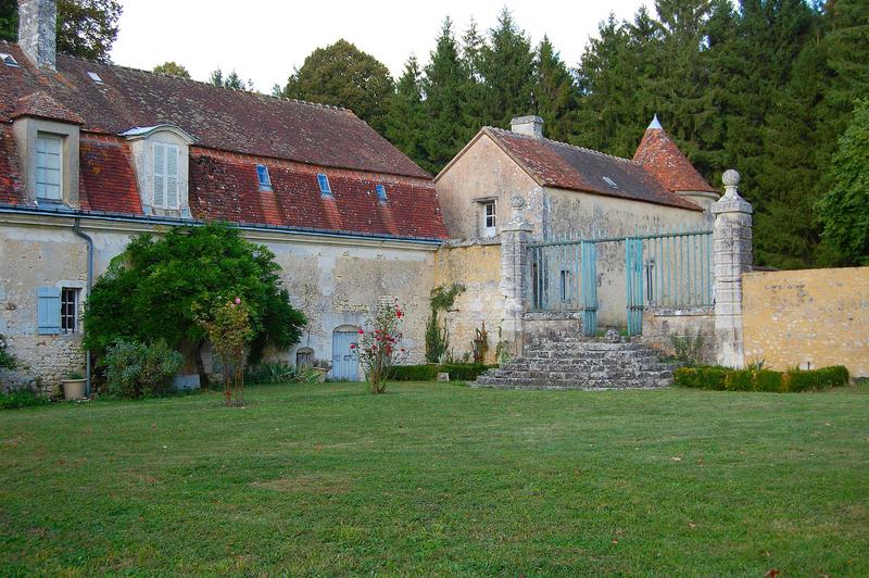 vue partielle de la façade sud et de la grille d'entrée menant au jardin