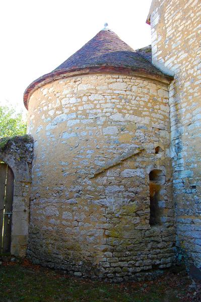 vue générale d'une des anciennes tours accolée aux communs