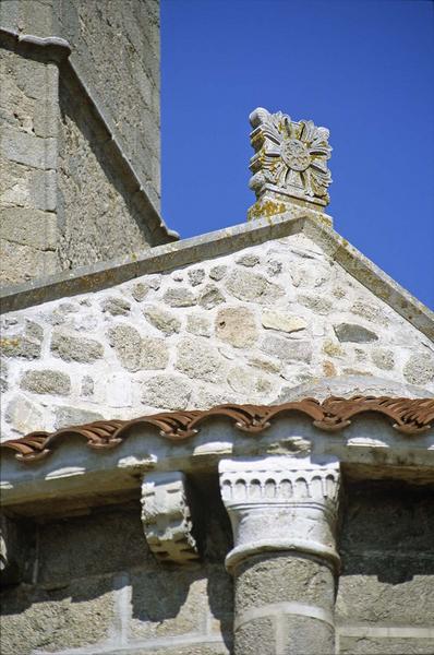 Abside, partie supérieure : croix en pierre