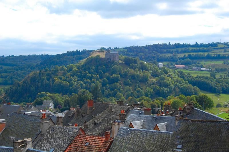 vue générale des toits du village de Murat avec à l'arrière plan l'église Saint-Pierre d'Albepierre-Bredons