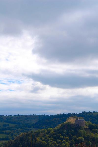 vue générale dans son environnement depuis le bourg de Murat