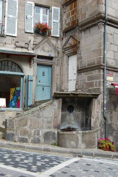 vue rapprochée de l'escalier menant à la porte d'entrée ouest