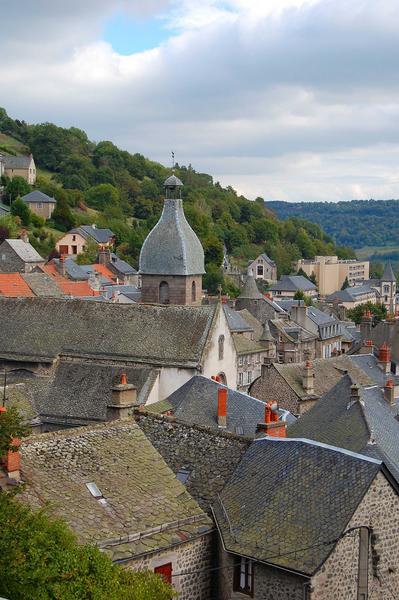 village de Murat, vue générale des toits et du clocher de l'église Notre-Dame