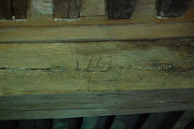 détail sur la date gravée sur une poutre du plafond de la grande salle située au rez-de-chaussée