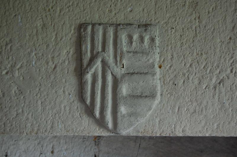 détail du blason sculptée sur le linteau de la cheminée de la salle dite « du guetteur »