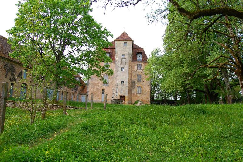 vue générale de la façade est du château et de l'aile des communs