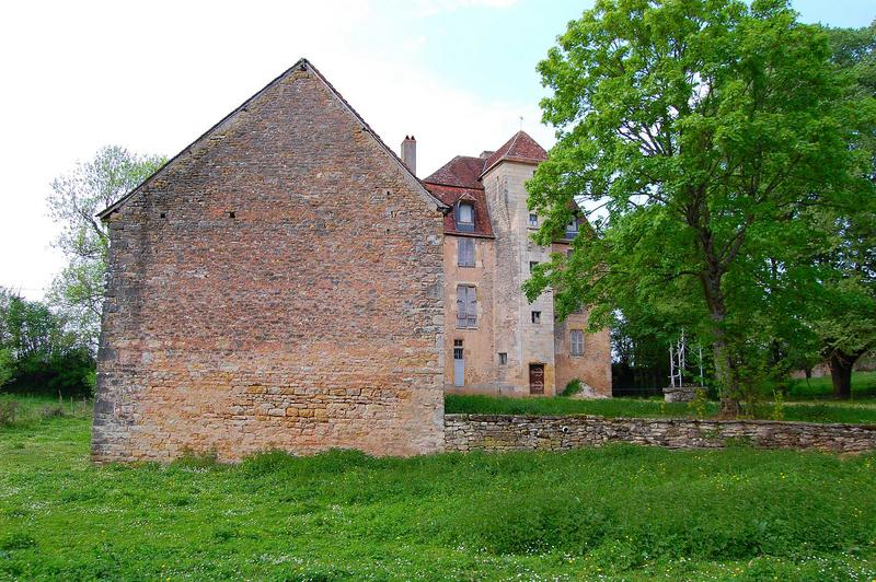 vue générale de la façade est et du pignon de l'aile des communs