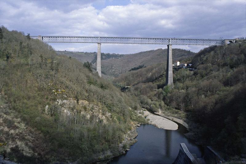 Ensemble du viaduc dans la vallée de la Sioule