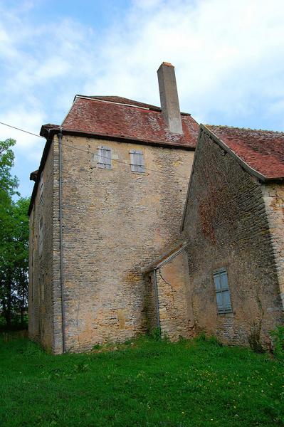 vue générale de la façade sud du château et de l'aile des communs